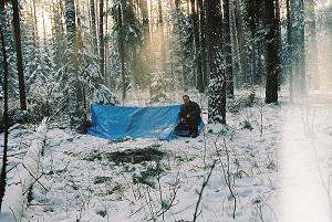 Pierwszy nocleg. Widać plandekę, którą przykryłem namiot, z obawy przed dużym śniegiem