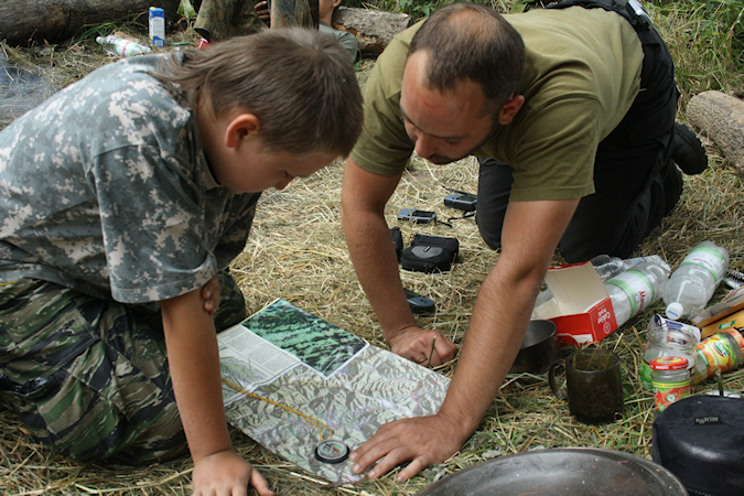 Radek z Kamilem studiuj map